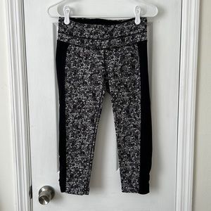 Athleta S Black and Grey Flower Print Cropped Leggings